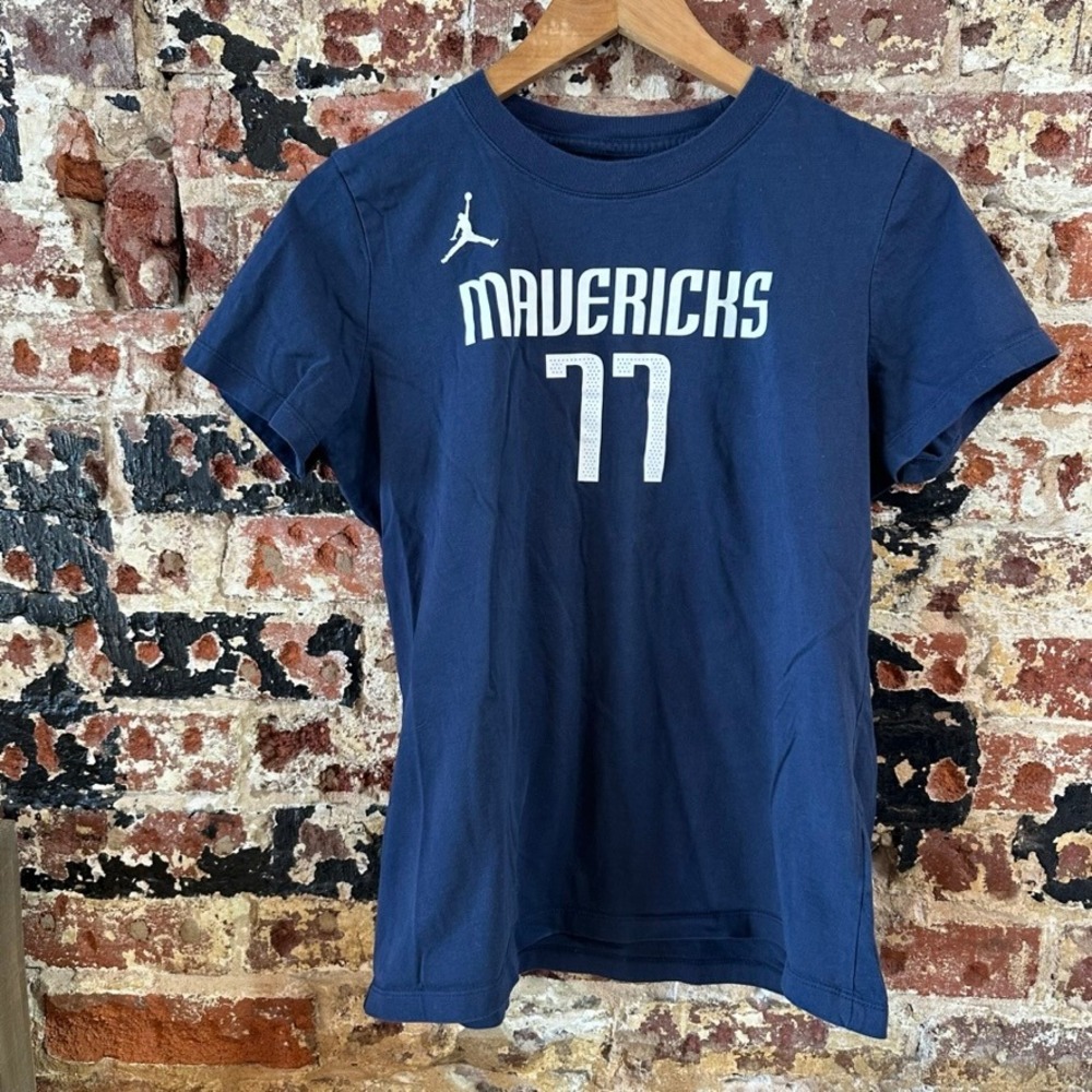 Nike Dallas Mavericks Doncic #77 T-Shirt short sleeve Blue Tee Womens Medium